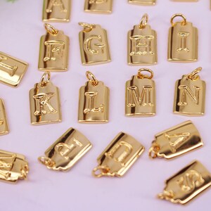 CALIENTE 26pcs 9x12mm oro plateado rectángulo alfabeto A-Z letras colgantes perlas, cuentas de metal de cobre, pendientes de conector / collar, hallazgos de joyería