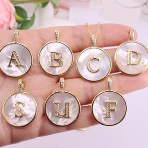 HOT 5-26 piezas 23 mm chapado en oro letras del alfabeto A-Z cuentas colgantes de concha, cuentas de cobre metal CZ/circón, conector pendientes/collar/dije/joyería