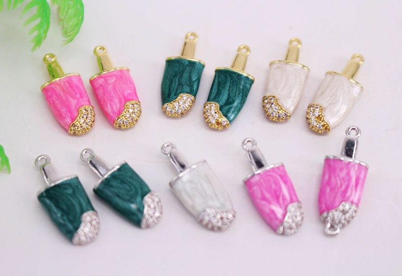 Puede incluir: Surtido de abalorios de paleta de colores con detalles dorados y plateados. Cada abalorio presenta un dise&ntilde;o detallado con pedrer&iacute;a. Estos abalorios son perfectos para la elaboraci&oacute;n de joyas, llaveros y otros proyectos de manualidades.