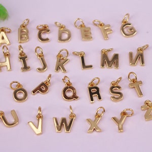 26 piezas de cuentas colgantes con letras del alfabeto A a la Z chapadas en oro de 6-8 mm x 9-11 mm, cuentas de metal de cobre, conectores para pendientes/collar, accesorios de joyería