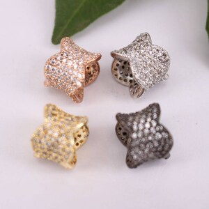 Pode incluir: Quatro tampas de contas de joias em forma de estrela com um design de cristal transparente. As tampas de contas são em ouro, prata e dois tons de cinza.