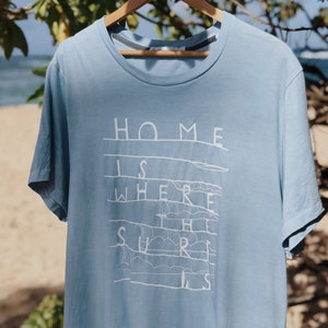 Zuhause ist, wo die Brandung ist - Herren Surfshirt - Herren Indigo Tshirt - Surfen Tshirt - Indigo gefärbt Shirt - flache Riff Studio - Indigo Kleidung