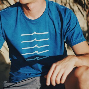 Wave Shirt - Herren Surf Shirt - Herren Grafik T-Shirt - Minimalistisches Herren T-Shirt - Indigo Shirt - Wave Design - Geometrisches Shirt - Swell Lines
