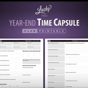 Może przedstawiać: Czarno-biała, drukowalna karta pracy zatytułowana "Year-End Time Capsule Club Printable". Karta pracy jest podzielona na dwie sekcje: "The Capsule - Current Moment" i "The Capsule - Past Year Highlights". Karta pracy zawiera pytania do refleksji i ustalania cel&oacute;w.
