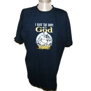 Puede incluir: Una camiseta azul oscuro con un gráfico de una figura de Buda y el texto "Tengo el cuerpo de un Dios...¡Buda!"
