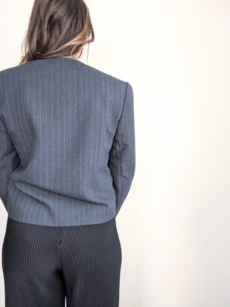 Vtg Grey Pinstripe Deep V Cropped Blazer Jacket M