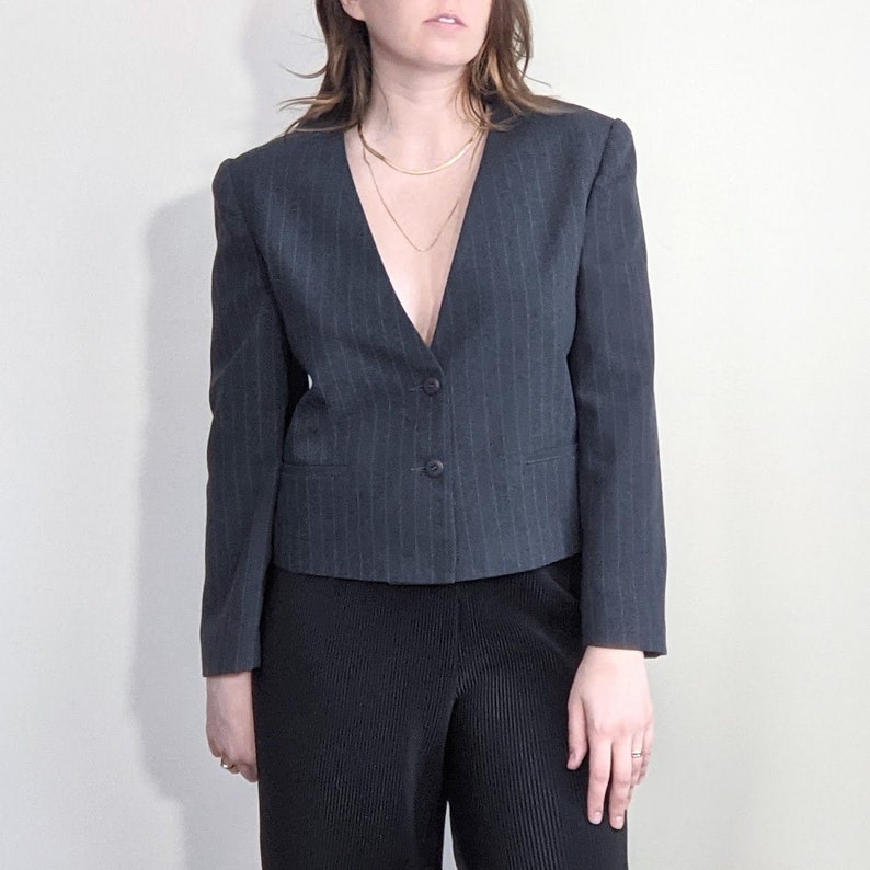 Vtg Grey Pinstripe Deep V Cropped Blazer Jacket M