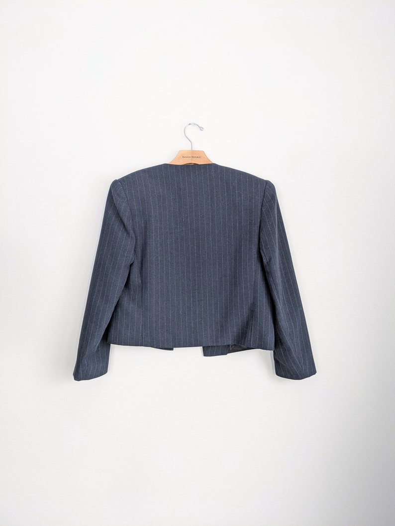 Vtg Grey Pinstripe Deep V Cropped Blazer Jacket M
