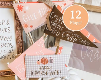 Könnte beinhalten: Eine Sammlung von 12 Thanksgiving-Flaggen mit verschiedenen Designs und Texten. Die Flaggen zeigen Sätze wie "Give Thanks" und "Happy Thanksgiving!" in weißer Schrift. Die Farbpalette umfasst Rosa, Braun und Orange.