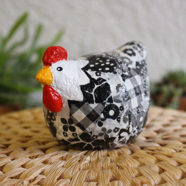 Poule décorative en papier mâché, modelage fait-main unique, motif patchwork noir et blanc décoration de cuisine