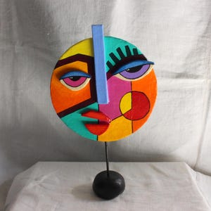 Modern papier-maché-skulptur, färgglatt samtida porträtt, kubistisk dekoration, geometriskt ansikte