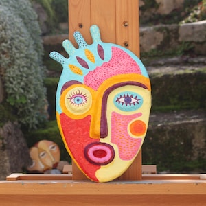 Máscara primitiva colorida de papel maché - Arte pop único hecho a mano - Decoración de pared original con colores brillantes (rosa, azul, amarillo)