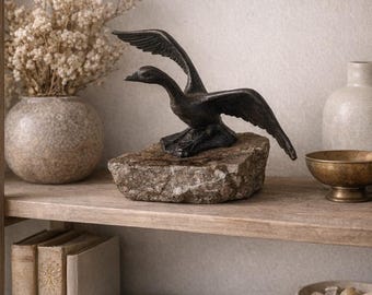 Sculpture d'oie canadienne en bronze signée Siggy Puchta | Art animalier, socle en pierre