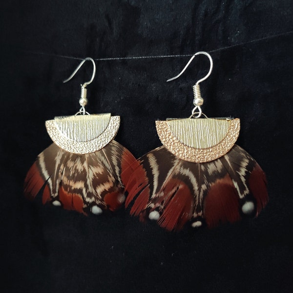 Boucle d'oreille en plumes naturelles de Tragopaon Marron & Rouge