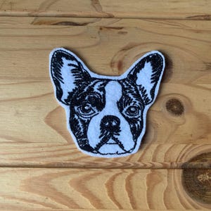 以下が含まれることがあります： フレンチブルドッグの顔の白黒刺繍パッチ