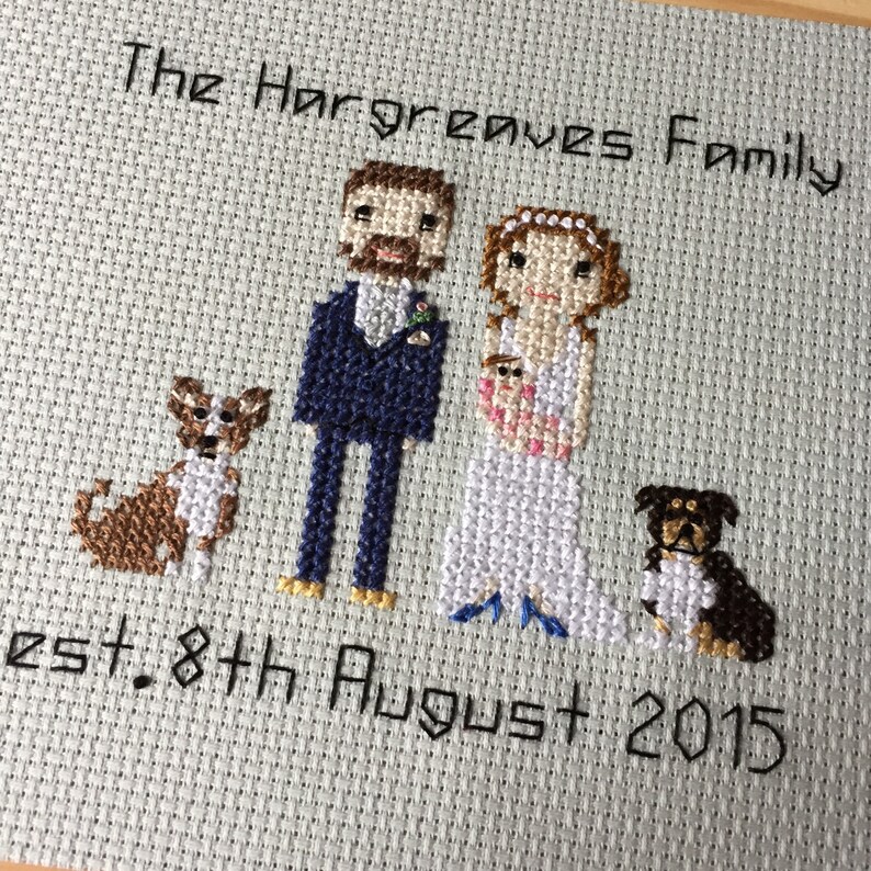 Puede incluir: Bordado de punto de cruz de un retrato familiar con dos personas y dos perros. El texto dice "The Hargreaves Family est. 8th August 2015".