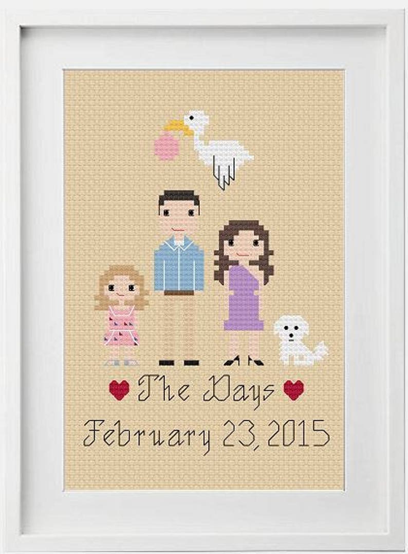 Puede incluir: Bordado de punto de cruz con una familia de cuatro con una cig&uuml;e&ntilde;a llevando un beb&eacute;. El texto dice "The Days February 23, 2015".