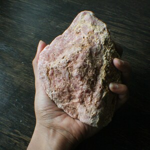 Raw XL Rodocrosita rosa cristal espécimen roca decoración del hogar piedra de meditación con propiedades metafísicas listas para regalar