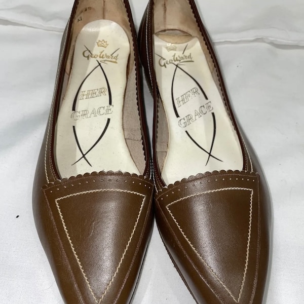 1960s Shoes (49) Tan Shoes Flat Vintage Shoes with Pointed Toe Her Grace size 4.5