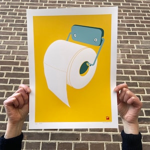 Op de afbeelding: Een gele poster met een witte toiletrol op een blauwe houder. De poster heeft de tekst "Apr 2023" in de linkerbenedenhoek.