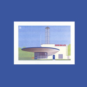 Könnte beinhalten: Architekturillustration eines Gebäudes mit flachem, kreisförmigem Dach und hohem, rechteckigem Turm. Das Gebäude ist weiß mit blauen und roten Akzenten, und der Text "KOOS VAN LITH" ist sichtbar. Der Hintergrund ist ein blauer Himmel.