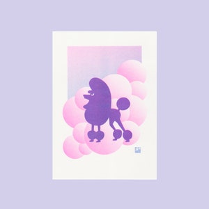 Peut inclure: Une silhouette violette d'un caniche debout sur un fond rose et blanc avec un effet dégradé.