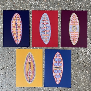 Könnte beinhalten: Fünf Karten mit farbenfrohen Illustrationen von Diatomeen, einer Art von Algen. Jede Karte zeigt eine andere Diatomeenart mit filigranen Details in Rot, Blau, Gelb und Weiß.