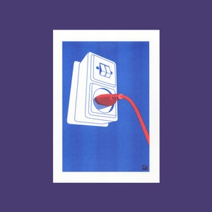 Puede incluir: Una toma de corriente blanca con un cable eléctrico rojo enchufado en ella. La toma de corriente está sobre un fondo azul.