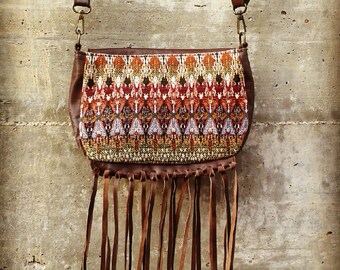 Borsa Uncinetto Con Frange: Il Tocco Boho Che Trasforma Il Tuo Look Estivo Borsa Uncinetto Con Frange: Il Tocco Boho Che Trasforma Il Tuo Look Estivo