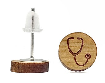 Chip auricolari personalizzabili, stetoscopio del medico inciso su legno. Gioielli per laurea, creazione laser per infermiere e veterinaria.
