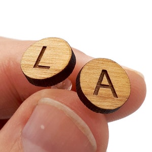 Pendientes de madera personalizables. Joya grabada con letras, números a elección. Iniciales de regalo, boda, edad de cumpleaños, boda.