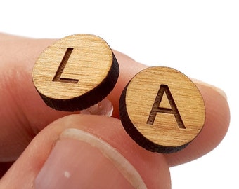 Orecchini in legno personalizzabili. Gioiello inciso con lettere, numeri a scelta. Iniziali del regalo, matrimonio, età del compleanno, matrimonio
