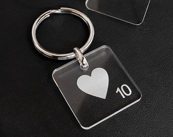 Porte-clés scrabble personnalisable en acrylique transparent. Gravure laser lettre et/ou dessin de votre choix. Cadeau couple amour amusant