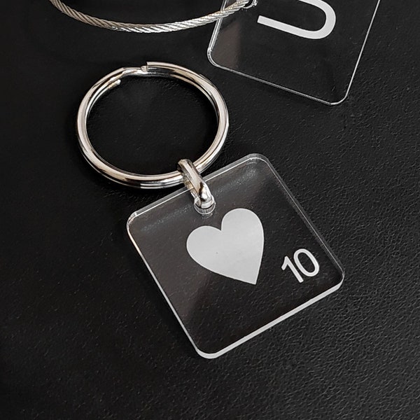 Porte-clés scrabble personnalisable en acrylique transparent. Gravure laser lettre et/ou dessin de votre choix. Cadeau couple amour amusant