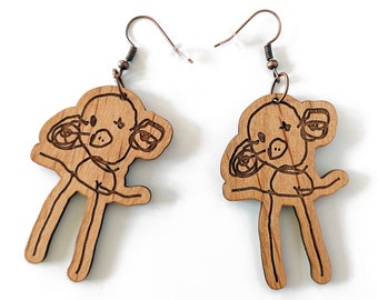 Boucles d'oreilles réalisées sur-mesure à partir d'un personnage dessiné par un enfant. Cadeau unique maman. Coloriage gravé laser sur bois