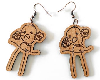 Orecchini realizzati su misura basati su un personaggio disegnato da un bambino. Regalo unico per la mamma. Colorazione incisa al laser su legno