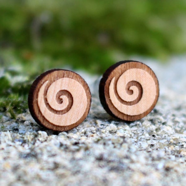 Puces maori personnalisables en bois vernis et découpé au laser. Création bijou tribal symbole koru. Boucles d'oreilles homme et femme