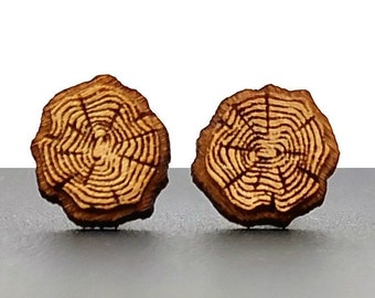 Puces d'oreilles rondin de bois. Visuel tranche tronc d'arbre gravé et découpé laser. Bijou artisanal naturel personnalisable. Look bûcheron