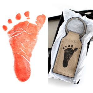 Porte-clés avec votre empreinte de pied ou de main de bébé gravée sur simili cuir, 5 couleurs au choix. Cadeau original fête des pères,maman