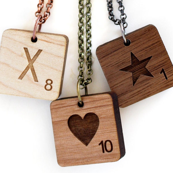 Petit pendentif scrabble personnalisable gravé et découpé au laser. Lettre ou symbole de votre choix . Couleur, longueur aussi au choix