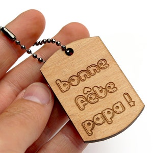 Petite plaque militaire en bois gravée du message de votre choix . Couleur de bois et attache métallique au choix