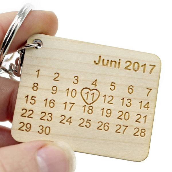 Porte-clés personnalisable save the date en bois, cadeau évènementiel. Goodie sur-mesure pour anniversaire, crémaillère, naissance, mariage