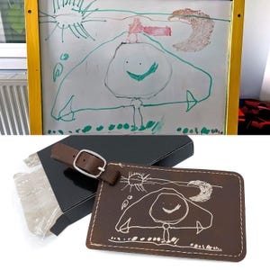 Etiquette de bagage personnalisable, gravée de votre coloriage. Accessoire valise enfant, sac école, bagage. Idée cadeau dessin papa maman