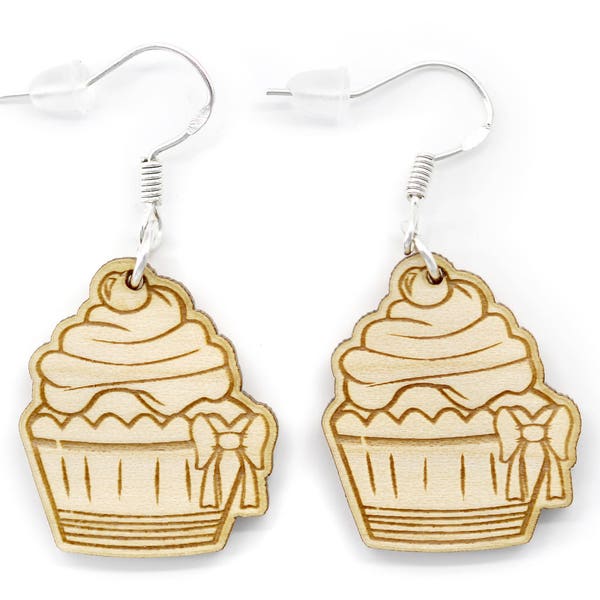 Boucles d'oreilles cupcake en bois . Bijou patisserie, gâteau gourmand gravé et découpé au laser . Disponible en plusieurs teintes de bois.