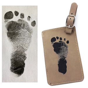 Bagagelabel met gegraveerde voetafdruk of handafdruk van een baby. Kofferaccessoire cadeau voor op reis van papa en mama