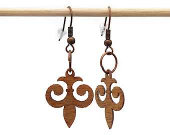 Boucles d'oreilles symbole fleur de lys en bois souple incassable. Bijou emblème royal réalisé au laser. Bijou symbole de royauté iris jaune