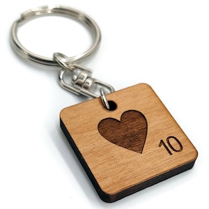 Scrabble-Schlüsselanhänger aus Holz. Anpassbar, Gravur auf einer oder beiden Seiten des Buchstabens und/oder des Designs Ihrer Wahl. Liebesgeschenk
