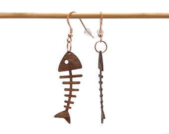 Orecchini a lisca di pesce realizzati in legno flessibile e infrangibile. Lische di pesce personalizzabili. Un accessorio estivo divertente e originale per gli appassionati di pesca!
