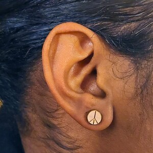 Puces d'oreilles personnalisables peace and love, symbole de paix et d'amour. Boucles d'oreilles hippies baba cool bois, bijou année 60. image 4