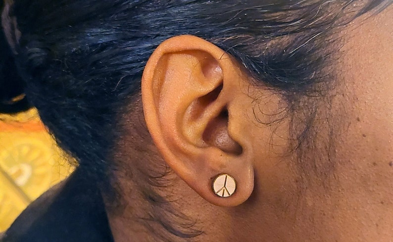 Puces d'oreilles personnalisables peace and love, symbole de paix et d'amour. Boucles d'oreilles hippies baba cool bois, bijou année 60. image 4